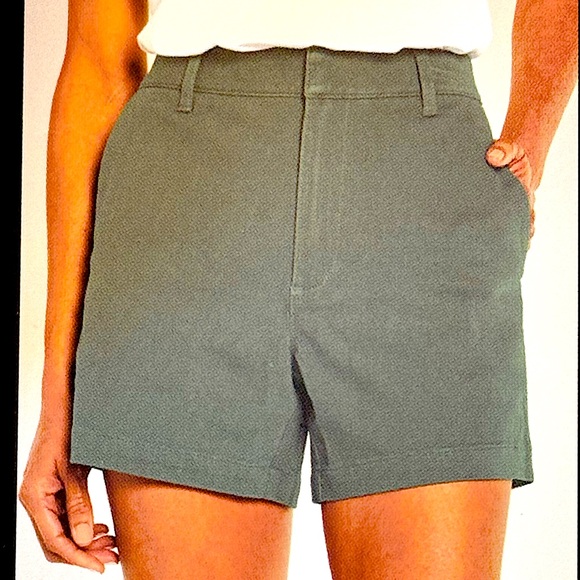 Pants - 🔥NWT‼️ Women’s Banana Republic Olive Green Chino Shorts - Size 8✨✨✨